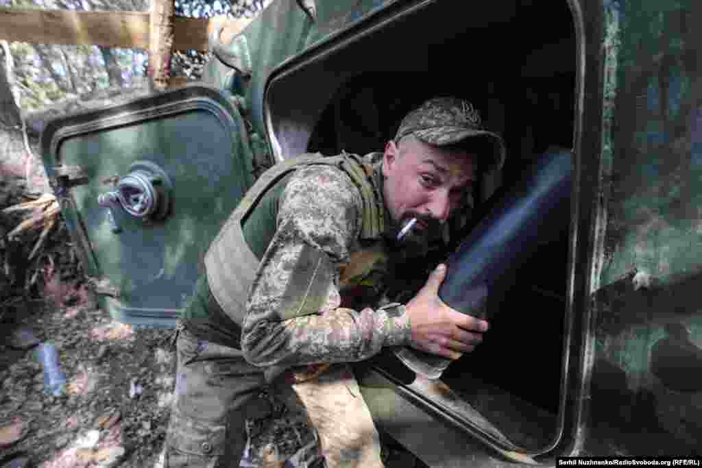 Артем викидає з САУ стріляні гільзи і розповідає: &laquo;Я з перших днів на повномасштабній, це мій обовʼязок, я давав присягу, я люблю свою країну, в мене є сімʼя і діти, я їх захищаю. З нічної зміни пішов у військкомат у перший день, я нікому нічого не сказав &ndash; мовчки&nbsp; пішов на війну. Тільки після того, як мене розподілили в підрозділ, я подзвонив додому дружині та дітям і сказав, що я пішов на війну&raquo;