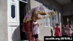 Қизларининг никоҳ ёшини ошириш ташаббуси Ўзбекистонда Мустаҳкам оила йилида муҳокама қилинмоқда.