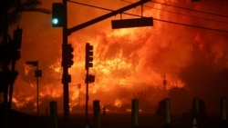 Vjetar razbuktava požare u Kaliforniji, na hiljade evakuisanih iz predgrađa Los Anđelesa