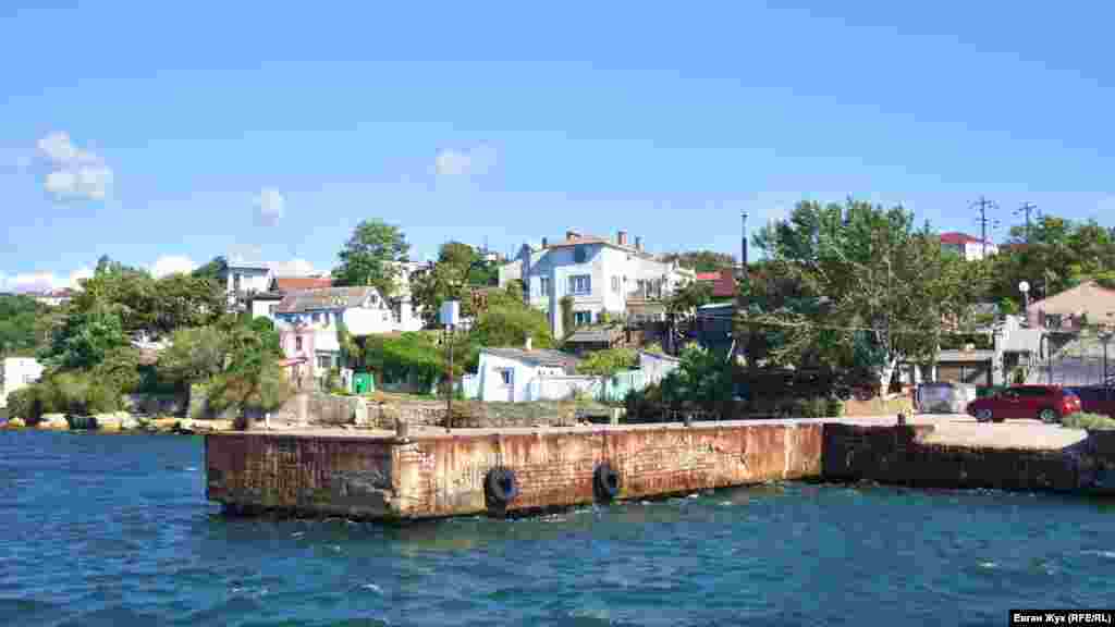 Видавший виды причал в Аполлоновой бухте