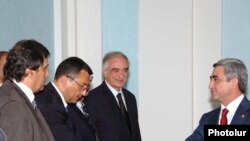 Armenia -- Azerbaijani Ambassador to Russia Polad Bulbuloglu (C) and members of his delegation meet with President Serzh Sarkisian in Yerevan on July 3, 2009.
