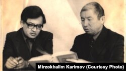 Кыргыз тилинин диалектологиялык сөздүгүн түзгөн, профессор Жээнбай Мукамбаев Памирдеги кыргыздардан чыккан илимпоз шакирти Калык Кадыркулов менен. (сүрөт качан тартылганы белгисиз)