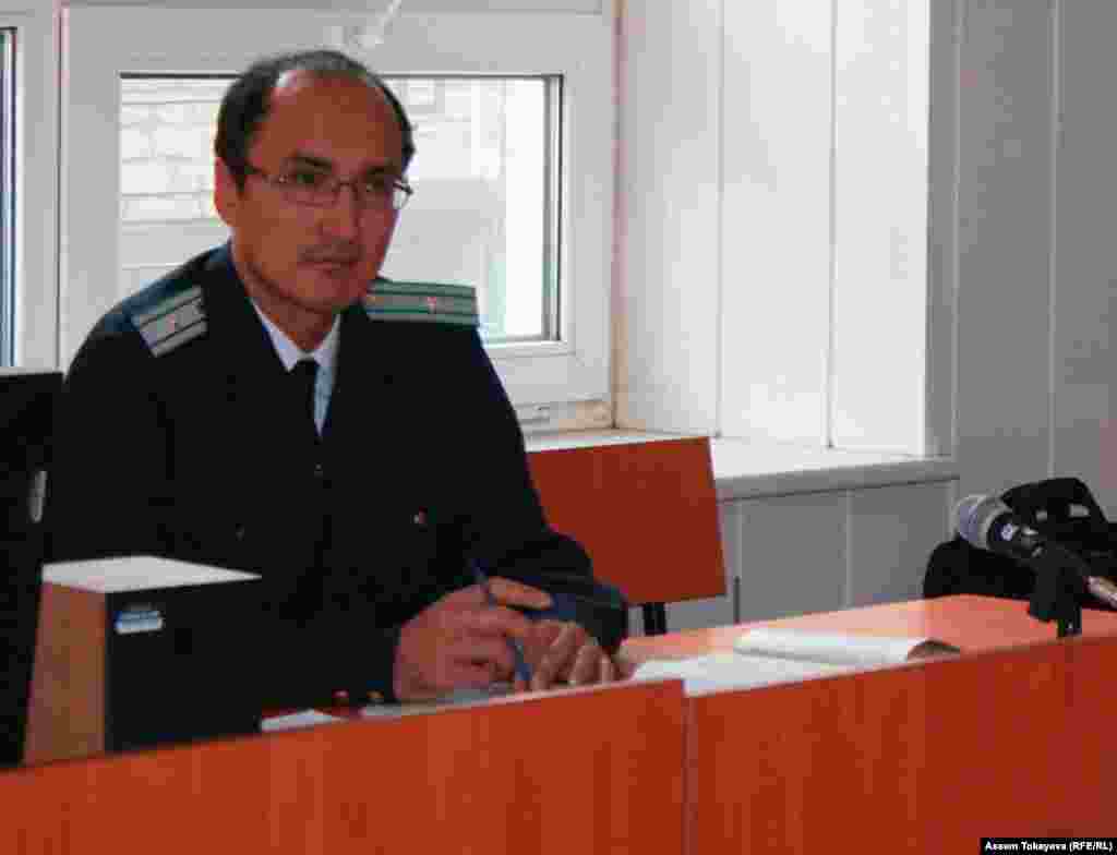 Еркин Шарипов, государственный обвинитель по делу Жаксыбека Кулекеева. Астана, 3 октября 2008 года. - Бывший президент «Казахстан темир жолы» Жаксыбек Кулекеев в ноябре 2008 года был приговорен к трем годам тюрьмы по обвинению в злоупотреблении должностными полномочиями, но был при этом оправдан по обвинению во взяточничестве.  