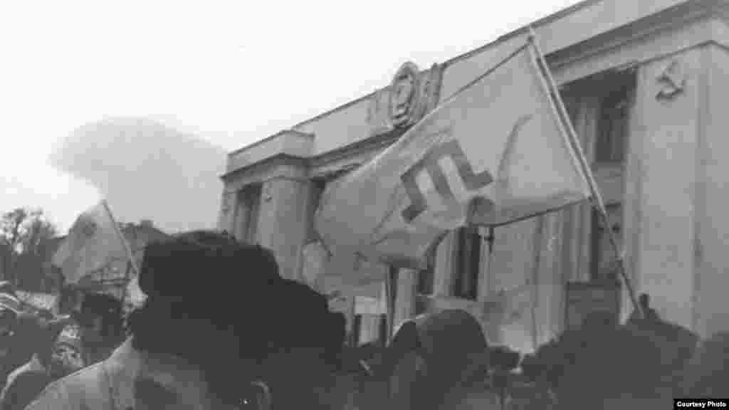 1991 senesi sentâbr ayı. Altın tamğalı kök bayraq Ukrayına Yuqarı Radasınıñ binasında yelpirey. Qırımlı faaller deputatlardan qırımtatar halqınıñ devletçiligini ğayrıdan tiklemege ve Meclisni qırımtatarlarnıñ temsiliy organı olaraq qabul etmege talap etti. Neticede narazılıq aktsiyaları «Kyiv-92» aktsiyasına çevirildi