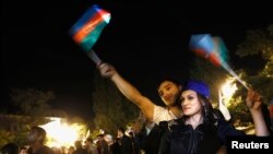 Сторонники президента Азербайджана  Ильхама Алиева празднуют его победу на выборах. Баку, 9 октября 2013 года. 