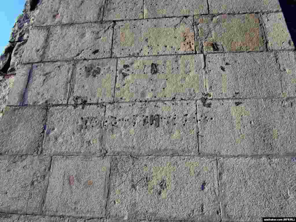 Ýadygärligiň tagtasy hem gaçypdyr.