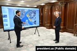 Эмин Агаларов Ўзбекистон президенти Шавкат Мирзиёевга Sea Breeze Uzbekistan туристик маркази бўйича мастер-планни тақдим этмоқда.