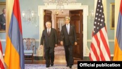 Глава МИД Армении Эдвард Налбандян (слева) и госсекретарь США Джон Керри, 4 июня 2013 г. (Фотография - пресс-служба МИД Армении) 