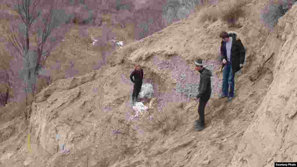 Учурда сөөк табылган жер корулуп, райондук ички иштер бөлүмүнүн кызматкерлери тарабынан кайтарылууда.&nbsp;