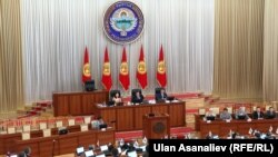 Депутаты во время заседания в парламенте Кыргызстана. Бишкек, 30 июня 2014 года. 