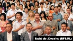 Эрежеге ылайык, Кыргызстандын гимни ырдалганда жарандар оң колун жүрөктүн тушуна коюшат. 