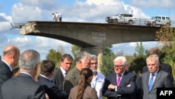 Руководители МИД Германии и Франции (справа) возле Славянска у моста, который был взорван летом 2014 года по приказу одного из главарей группировки «ДНР» российского полковника Игоря Гиркина. 15 сентября 2016 года