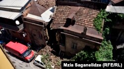 Проливной дождь, начавшийся в Тбилиси 11 июня, разрушил часть здания на улице Метехи в районе Авлабар
