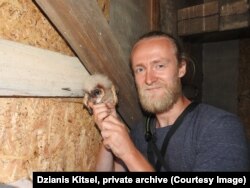 Дзяніс з савяняткам у руках, фота з прыватнага архіву