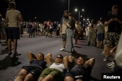 Пратэстоўцы блякуюць дарогу ў Бялградзе 29 чэрвеня