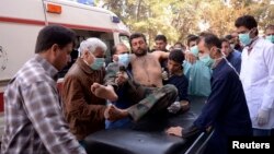 انتقال یکی از سربازان ارتش سوریه که در جریان حمله شیمیایی مجروح شده است.