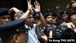 Полиция "Reuters" агенттигинин журналисти Ва Лонду өкүм угузулгандан кийин сот залынан чыгарып баратат, Янгон, 3-сентябрь 2018-жыл.