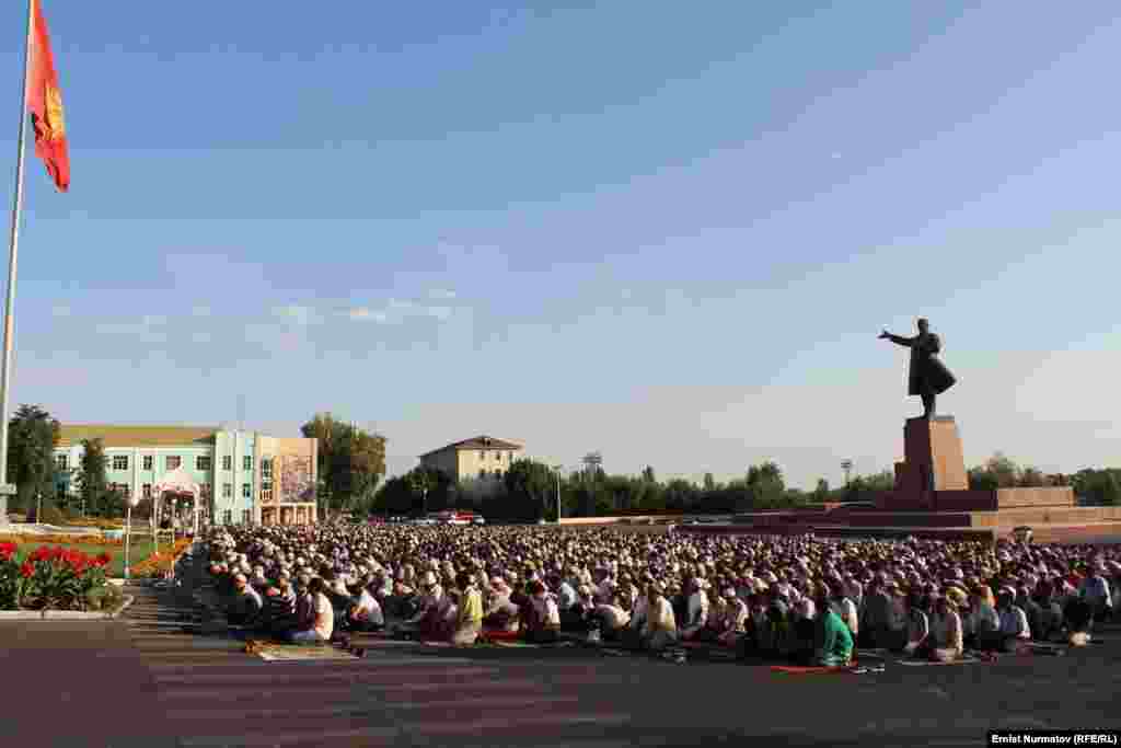 Оштогу Орозо айт намазына болжол менен 3-4 миңдей адам чогулганы кабарланды.