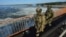 Російські військові на автомобільному мосту біля Каховської ГЕС. Поблизу Нової Каховки на Херсонщині, 20 травня 2022 року