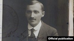 Кляўдуш Дуж-Душэўскі, архітэктар, выдавец, журналіст, які распрацаваў узор сьцяга БНР.