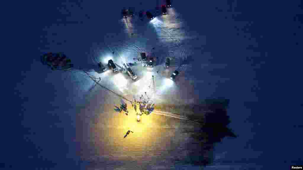 Спускний апарат із трьома космонавтами з Міжнародної космічної станції приземлився в Казахстані у степовій місцевості, 19 листопада 2012 року