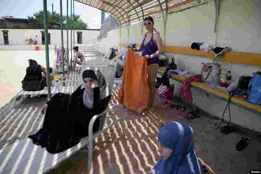 8 июльдә Дагыстан башкаласы Махачкала үзәгендә хатын-кызлар гына ял итә торган пляжда яш мөселман хатын-кызлары ял итә.