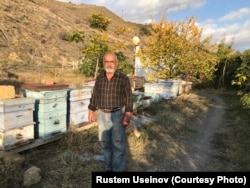 Rustem Useinov topraq damartısında baqqan balqurtları yanında tura, 2021 senesi