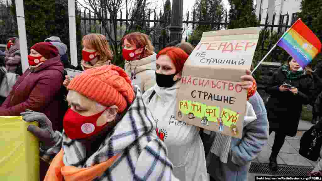 10 років тому Україна стала підписантом Стамбульської конвенції, однак вона досі не ратифікована. Пʼять років тому спроба ратифікувати цей документ провалилася через поняття &laquo;гендер&raquo; і &laquo;сексуальна орієнтація&raquo;