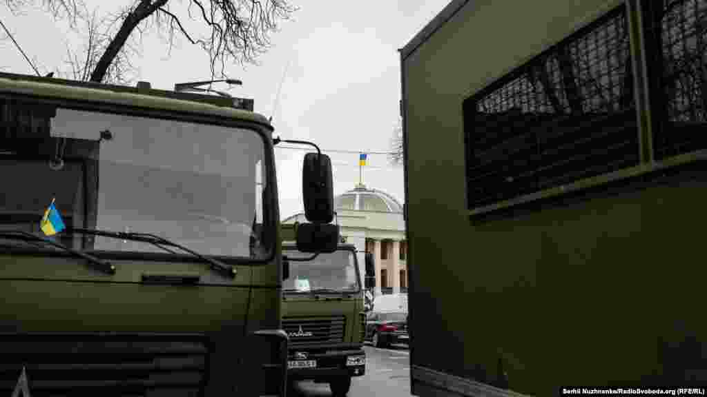 Це не єдиний мітинг в урядовому кварталі цього дня. Ввечері&nbsp;заплановано&nbsp;акції ГО і партій&nbsp;&laquo;Національний корпус&raquo;,&nbsp;&laquo;Рух опору капітуляції&raquo;,&nbsp;&laquo;Демократична сокира&raquo;&nbsp;і&nbsp;&laquo;Справа громад&raquo;. Вони збираються на майдані Незалежності, звідки планують йти маршем&nbsp;до Офісу президента