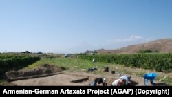 Թիմը բացահայտում է ակվեդուկի հիմքը 2019 թվականի ամռանը: