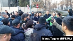 Сторонники Омурбека Текебаева у здания ГКНБ. 1 декабря 2021 года.