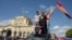 Протестующие в Ереване празднуют отставку Сержа Саргсяна.