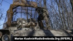Ілюстраційне фото. Українські військові в американській броньованій машині M2 Bradley на Донеччині, 1 березня 2025 року