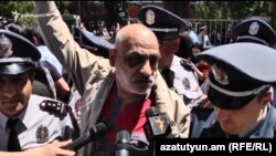 Вардгес Гаспари у здания суда, Ереван, 15 мая 2019 г․