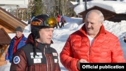 Прэм’ер-міністар Расеі Дзьмітры Мядзьведзеў (зьлева) і прэзыдэнт Беларусі Аляксандар Лукашэнка ў Сочы