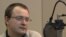 Алесь Михалевич Азат Еуропа/Азаттық радиосына сұқбат беріп отыр. Прага, 28 наурыз 2011 жыл.