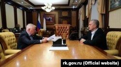 Российский глава Крыма Сергей Аксенов (справа) на встрече с врио председателя Общественной палаты Крыма Александром Форманчуком, апрель 2021 года