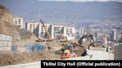 Укрепительные работы на склоне возле улицы Мухрана Мачавариани