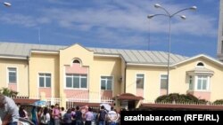  Люди перед посольством России в Ашхабаде в ожидании подачи документов. Май 2019.