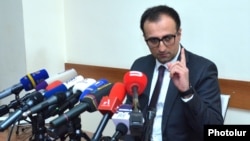 Առողջապահության նախարար Արսեն Թորոսյանը ասուլիսի ժամանակ, 1-ը մարտի, 2020թ.