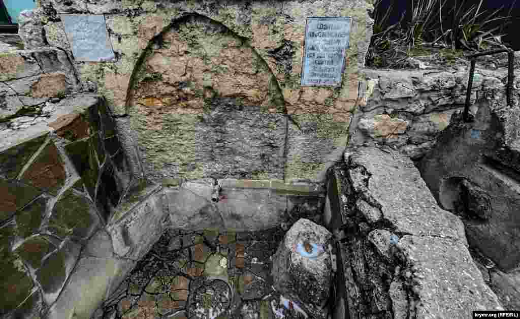 2006 senesi yerli sakinlerniñ Ukrayina Yeşiller firqasınıñ yardımınen ğayrıdan tiklengen eski çeşme kene qayğırğan ellere muhtac