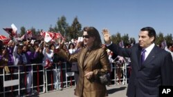 Тунистеги 10 жыл мурдагы окуялардан соң бийликтен кулатылган  президент Бен Али жубайы менен. 