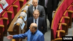 Народні депутати Вадим Рабінович (на передньому плані), Віктор Медведчук та Нестор Шуфрич від партії «Опозиційна платформа – За життя» у перший день засідання Верховної Ради IX скликання. Київ, 29 серпня 2019 року 