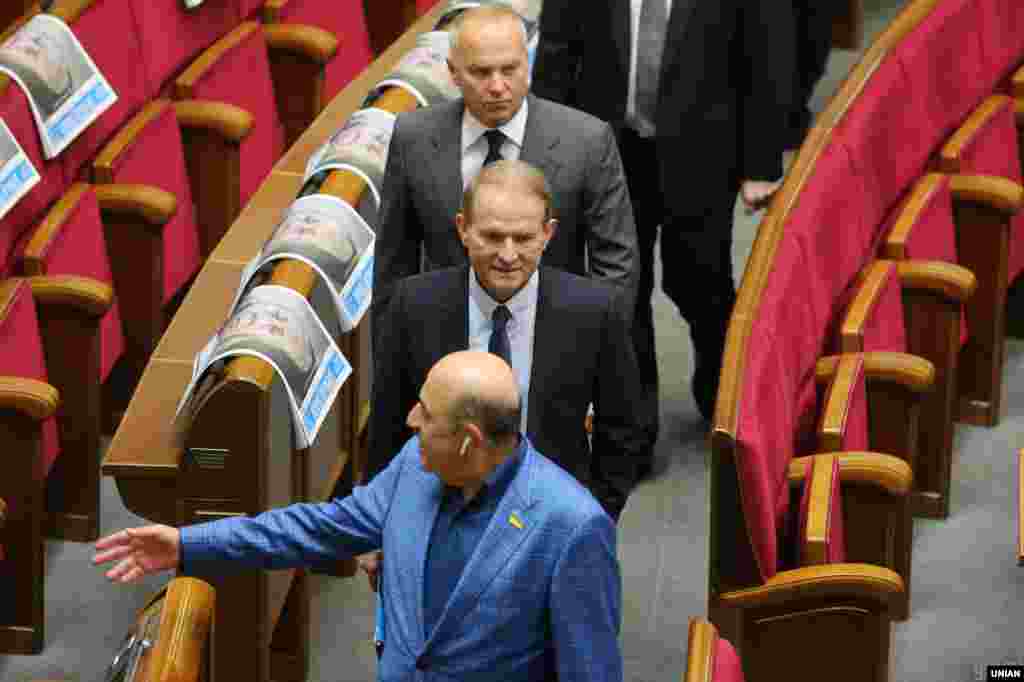 Народні депутати Вадим Рабінович (на передньому плані), Віктор Медведчук та Нестор Шуфрич від &laquo;Опозиційної платформи &ndash; За життя&raquo; у перший день засідання Верховної Ради IX скликання&nbsp;