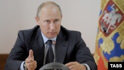 Владимир Путин обсудил с правительством возможности разрешить сложную ситуацию в связи с наводнением в Краснодарском крае, 25 июля 2012