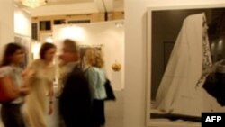 نمایشگاه دوبی که برخی از آثار شیرین نشاط در آن به نمایش درآمد.( عکس: AFP)