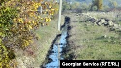 Ўзбекистонда ерни суғоришда замонавий технологиялар қўлланилмагани боис, аксар ҳоларда сув исроф бўлишини айтади фермерлар.