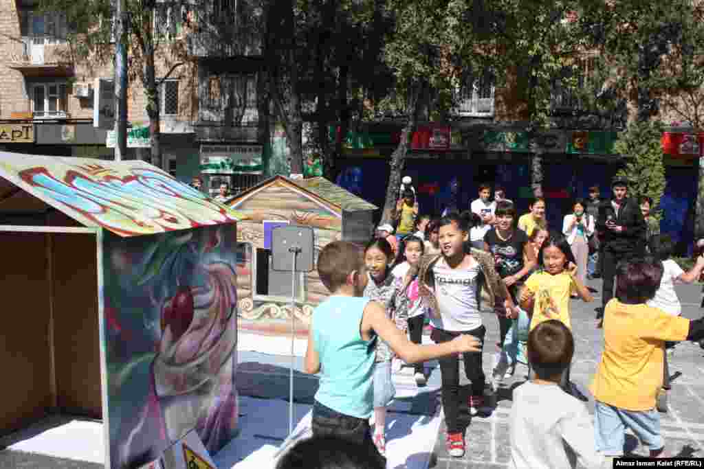 Дети с удовольствием играли в игрушечном городке