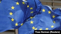 ԵՄ դրոշները Բրյուսելում Եվրահանձնաժողովի շենքի դիմաց, արխիվ