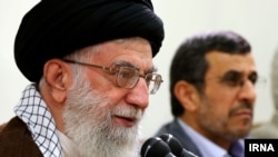 آیت‌الله علی خامنه‌ای (چپ) در دی‌ماه محمود احمدی‌نژاد را متهم کرده بود که «کار دشمن را در داخل» کشور انجام می‌دهد.